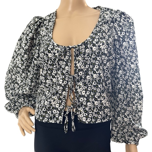 Levi's floral black and white puff sleeve top medium - Picture 1 of 5